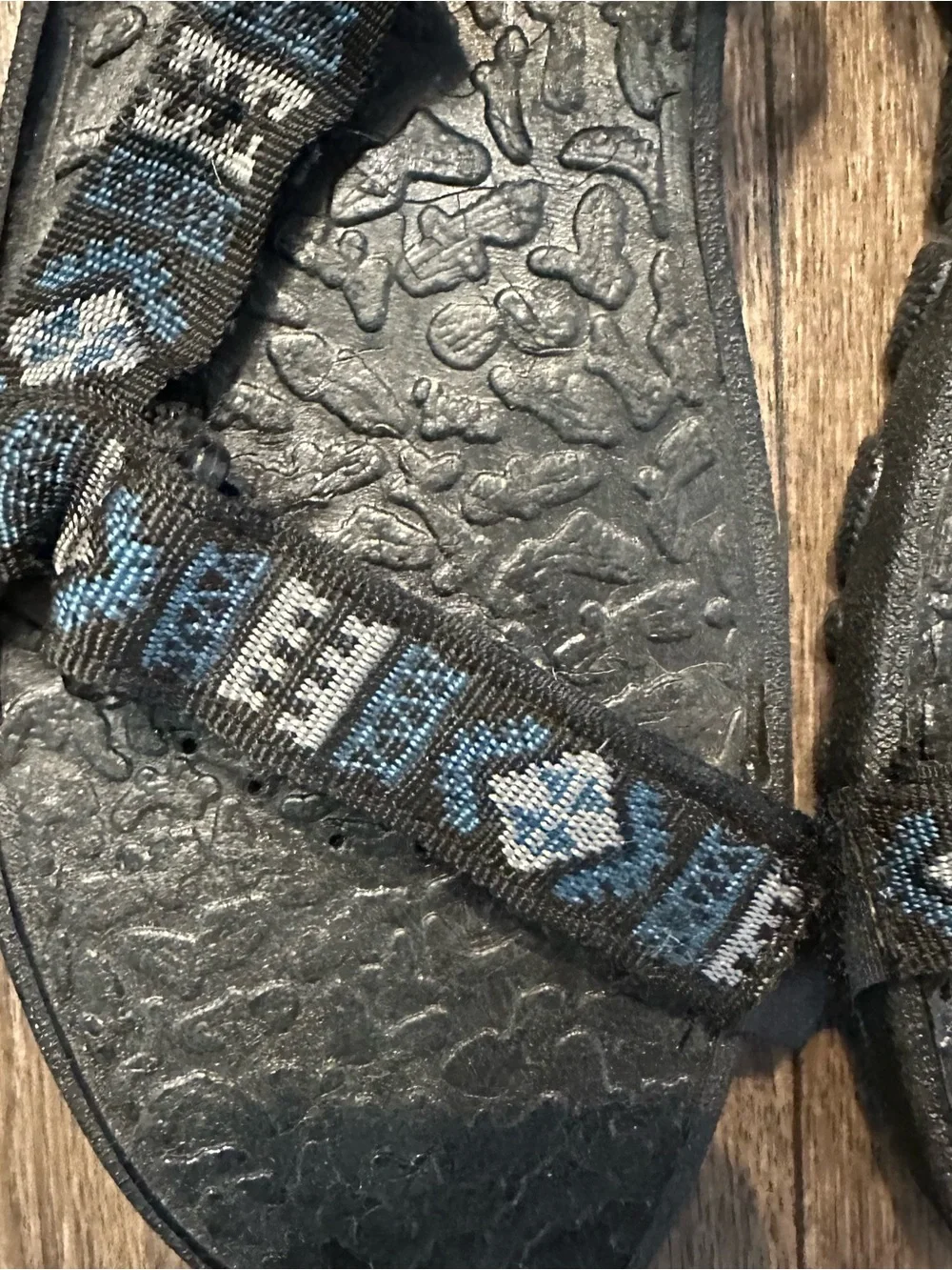 90s/2000s shoremates black/blue geometric Aztec print strappy beach sandals 10